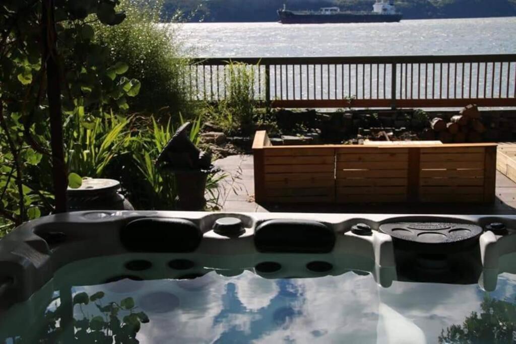Om Chalet 2 Avec Spa Et Foyer Borde Du Fleuve Saint-Pierre-de-l'Ile-d'Orleans Экстерьер фото